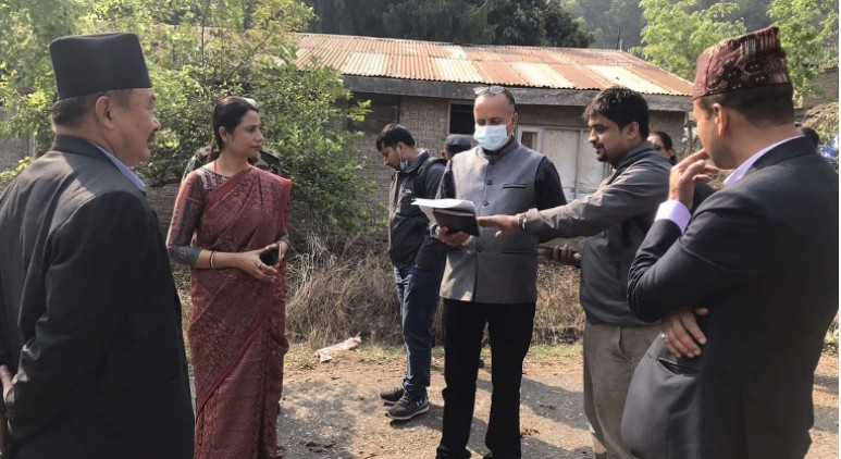 आँबुखैरेनीमा बालगृह निर्माण हुने महिला बालबालका मन्त्री जुलीकुमारी महतोद्वारा अनुगमन