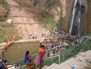 नयाँ वर्षमा जलविरे लामो झरना अवलोकनका लागि १ हजार भन्दा बढि आए