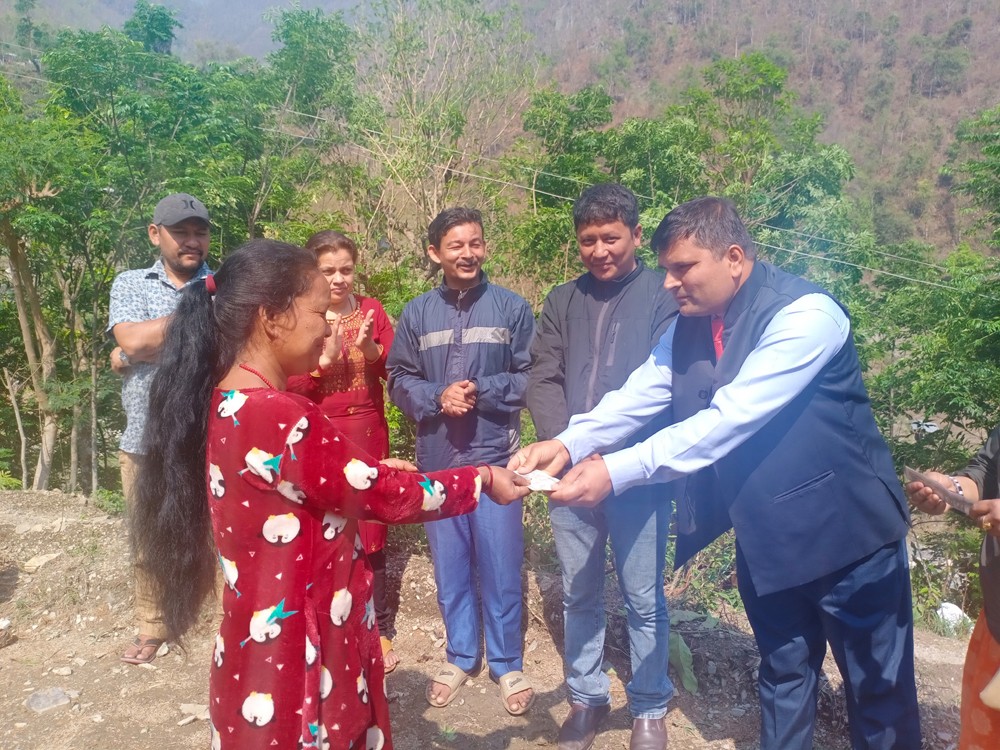 इच्छाकामनाका हावाहुरी पिडित २ परिवारलाई जन्मदिन कोषद्वारा आर्थिक सहयोग प्रदान