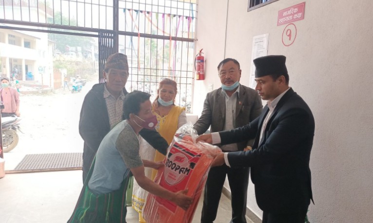 आँबुखैरेनी ६ का आगलागी पिडित भुजेलको परिवारलाई गाउँपालिकाद्वारा खाद्यान्न तथा नगद राहत प्रदान