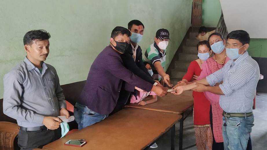 बेलडाँडाका विष्णुमाया विकको उपचारका लागि माओवादी केन्द्र र एमाले इच्छाकामनाद्वारा आर्थिक सहयोग प्रदान