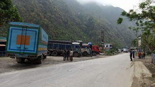 आजदेखि धादिङमा पनि निषेधाज्ञा, सवारी साधनहरु मौवाखोलामा मै रोकिए
