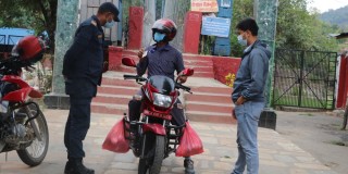 देवघाटको मुख्य प्रवेश नाकाहरुमा थप कडाई गरिदै, गाउँपालिका अध्यक्ष थापा पुगे हेल्प डेक्समा