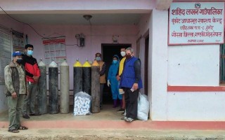 शहिद लखन ८ को स्वास्थ्य केन्द्रलाई देश विदेशमा रहेका बुंकोटबासीद्वारा ६ थान अक्सिजन सिलिण्डर प्रदान
