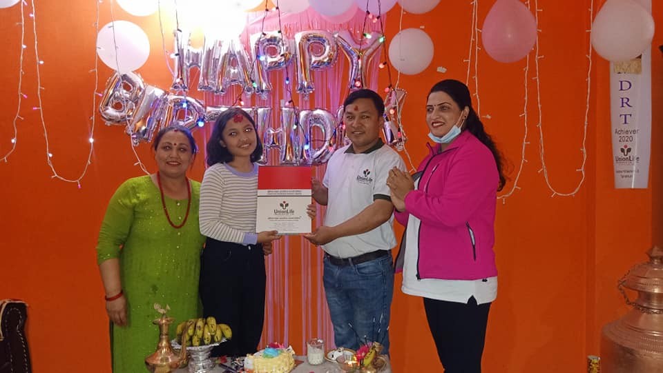 आँबुखैरेनीका भोला गंगाजुद्वारा छोरीको जन्मदिनमा १० लाखको बीमा पोलिसी उपहार 