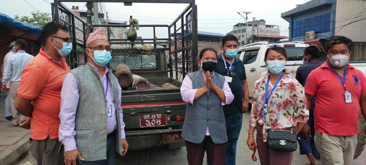 अक्सिजन सिलिण्डर व्यवस्थापनमा जुट्दै इच्छाकामना गाउँपालिका, चितवन अटो मेकानिकल व्यवसायी संघ मार्फत १० वटा सिलिन्डरको व्यवस्था