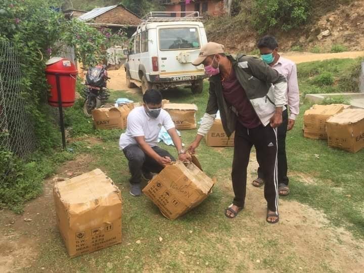 नेपाली कांग्रेस शहिद लखनद्वारा २५ हजार थान मास्क वितरण