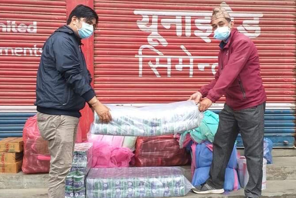 संक्रमितलाई वितरण गर्न रोटरी क्लवले दियो शहिद लखन गाउँपालिकालाई हाइजेनिक किट 