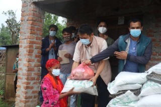 रोक्ट्रयाक्ट क्लब अफ नारायणगढद्वारा देवघाट ५ का बोटे समुदायलाई खाद्यान्न वितरण