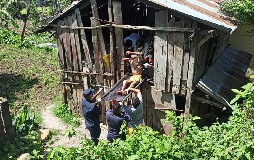कोरोना माहामारीमा पनि देवघाट गाउँपालिका अध्यक्ष थापाले माग्ने वृद्वको घरमै पुगेर गरे उद्दार