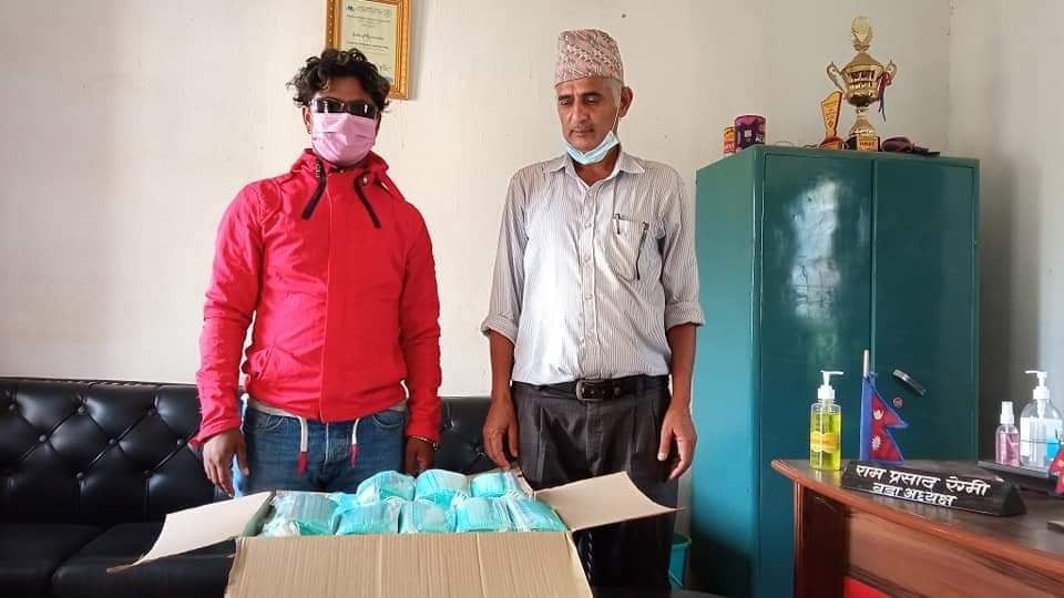 गण्डकी गाउँपालिका वडा नं. ८ लाई रामबाबु रेग्मीद्वारा मास्क सहयोग