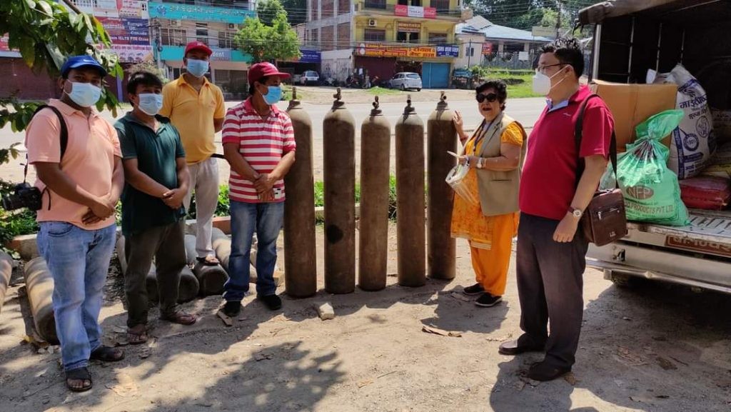 मुग्लिन हाईवे हस्पिटललाई प्रदेश सांसद गीता वाग्लद्वारा ५ थान अक्सिजन सिलिण्डर प्रदान