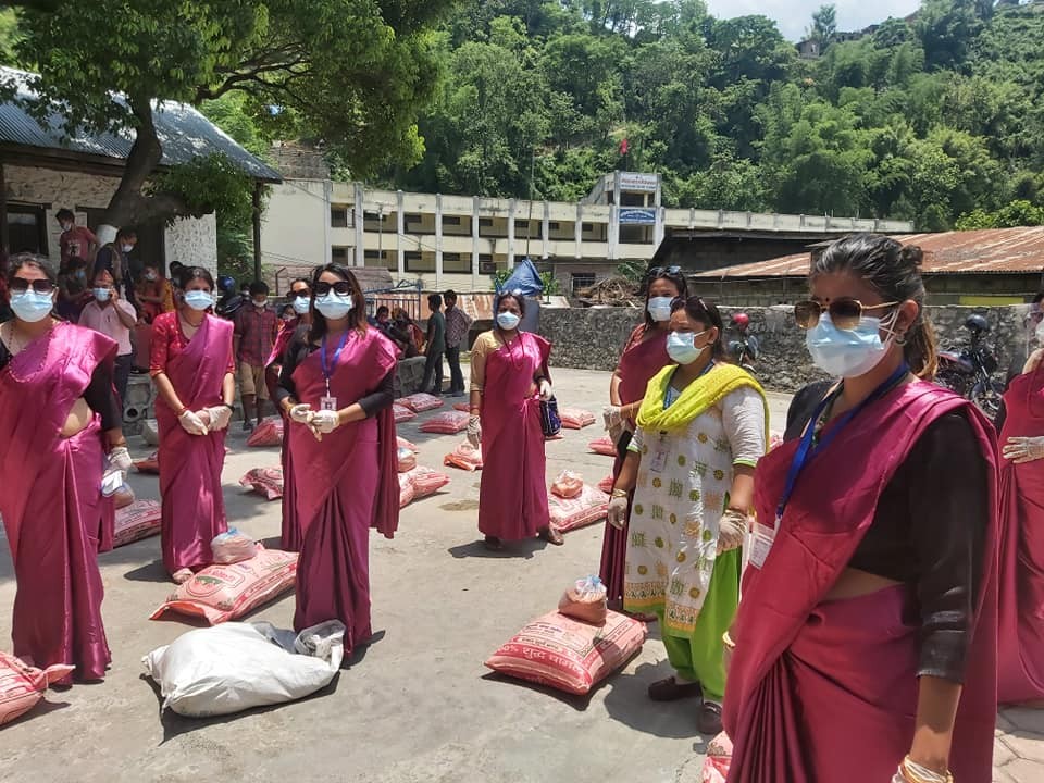 इच्छाकामनाका ५० घरधुरी चेपाङ परिवारलाई मेचीमहाकाली बुहारी संयुक्त आवाज चितवनद्वारा राहत वितरण