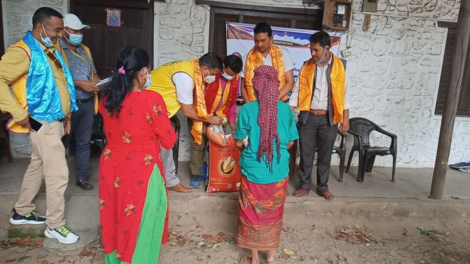माओवादी केन्द्रका युवा नेता रामप्रसाद बोहोराको पहलमा इच्छाकामनाका ४२ घर विपन्नलाई राहत वितरण