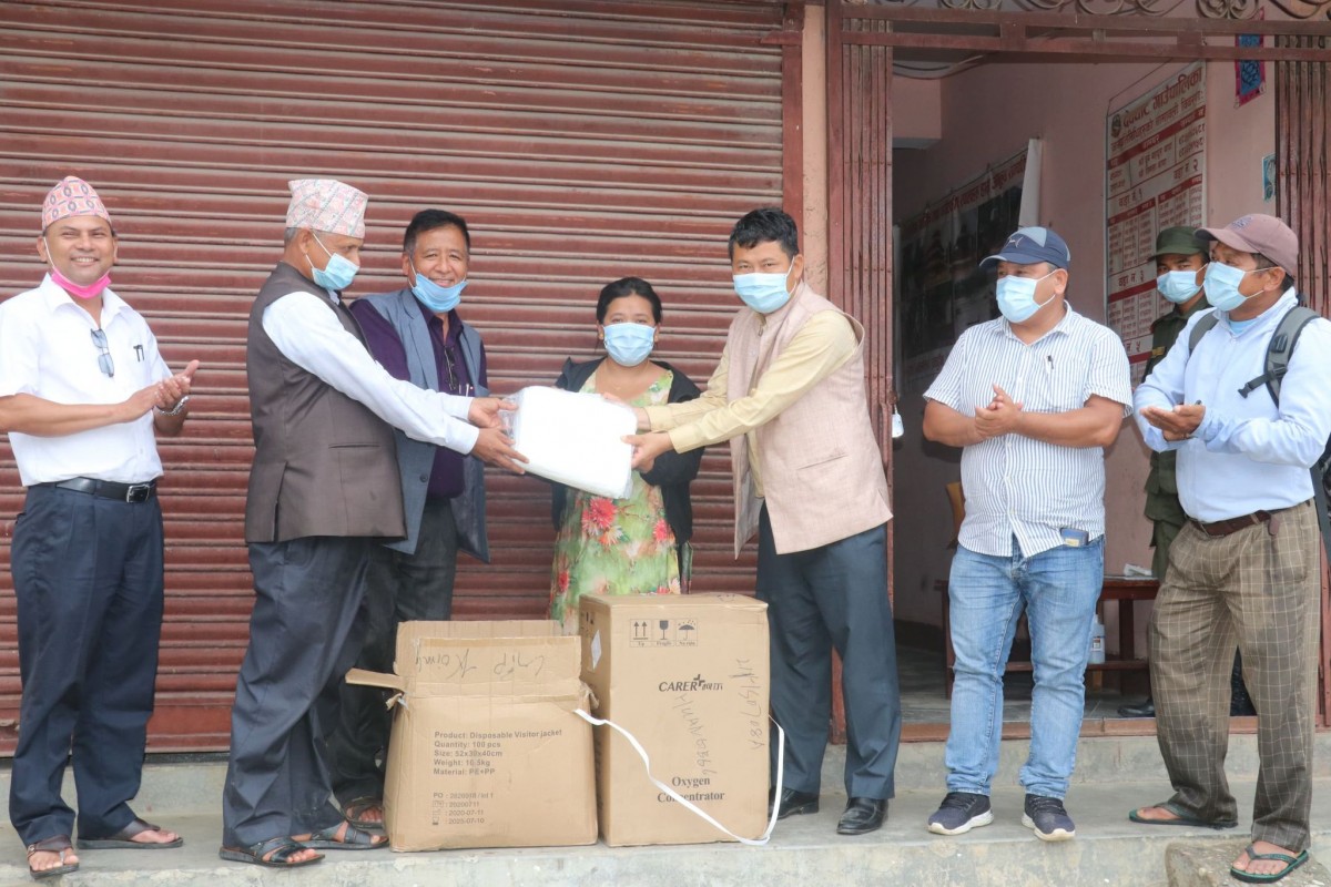 नेपाली काङ्ग्रेस तनहुँद्वारा देवघाट गाउँपालिकालाई अक्सिजन कन्सन्ट्रेटर सहित स्वास्थ्य सामाग्री सहयोग
