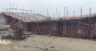 सर्लाहीमा १२ करोडको लागतमा निर्माणाधिन अवस्थामा रहेको पुल सामान्य बाढीले भत्कायो