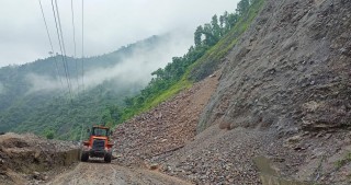 मुग्लिन–नौबिसे सडकखण्डको हुग्दिखोला नजिकै तिघ्रनमा पहिरोले ट्रक पुर्‍यो, १ जनाको मृत्यु
