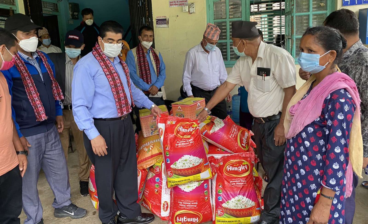 जन्मदिनको अवसरमा धादिङ बेनिघाट रोराङका ३५ विपन्न परिवारलाई खाद्यान्न सहयोग