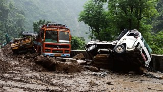 धादिङको जवाङ खोलामा पाँचवटा गाडी पुरिए, २ जनाको ज्यान गयो