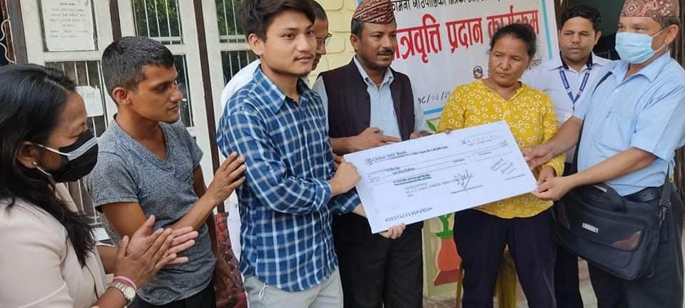 प्राविधिक धार तर्फ स्नातक तह उर्तीण ४ विद्यार्थीलाई इच्छाकामना गाउँपालिकाद्वारा १ लाखको छात्रवृत्ति
