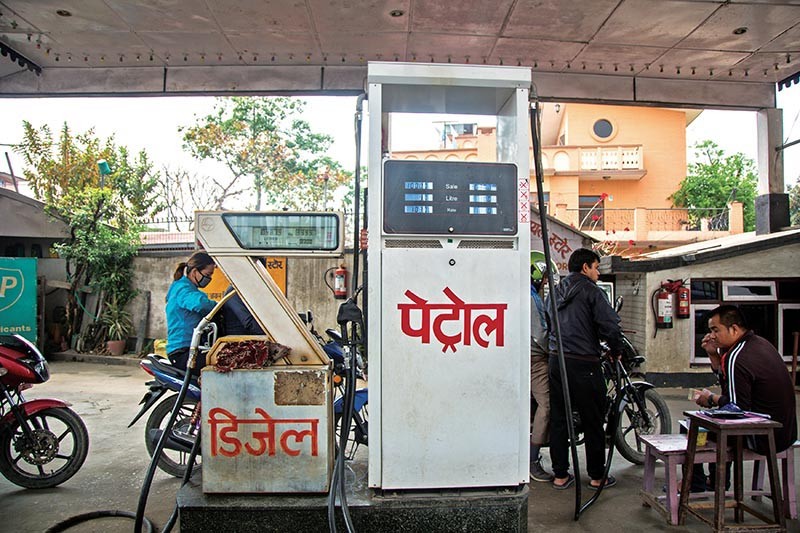 आजै राती देखि लागु हुने गरि डिजेल, पेट्रोलको मूल्यो घट्यो