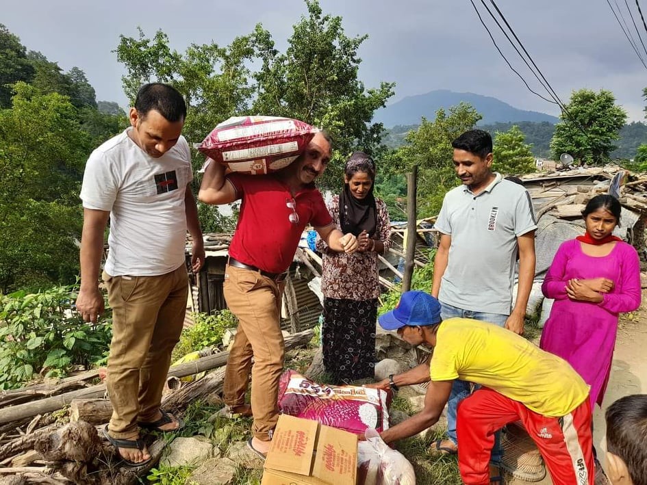 ईदको पूर्वसन्ध्यामा मुस्लिम समाज आँबुखैरेनीद्वारा पुर्कोटका विपन्न मुस्लिम परिवारलाई खाद्यान्न सहयोग