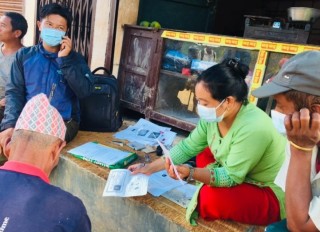 शहिदलखन गाउँपालिका वडा नम्बर ५ का कर्मचारी टोलमै पुगेर सामाजिक सुरक्षाभत्ता कार्ड नविकरण गर्दै 