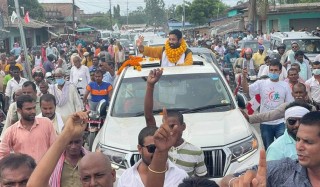 विमलेन्द्र निधिको स्वागतमा सवारी साधनको लस्करले राजमार्ग नै अवरुद्ध