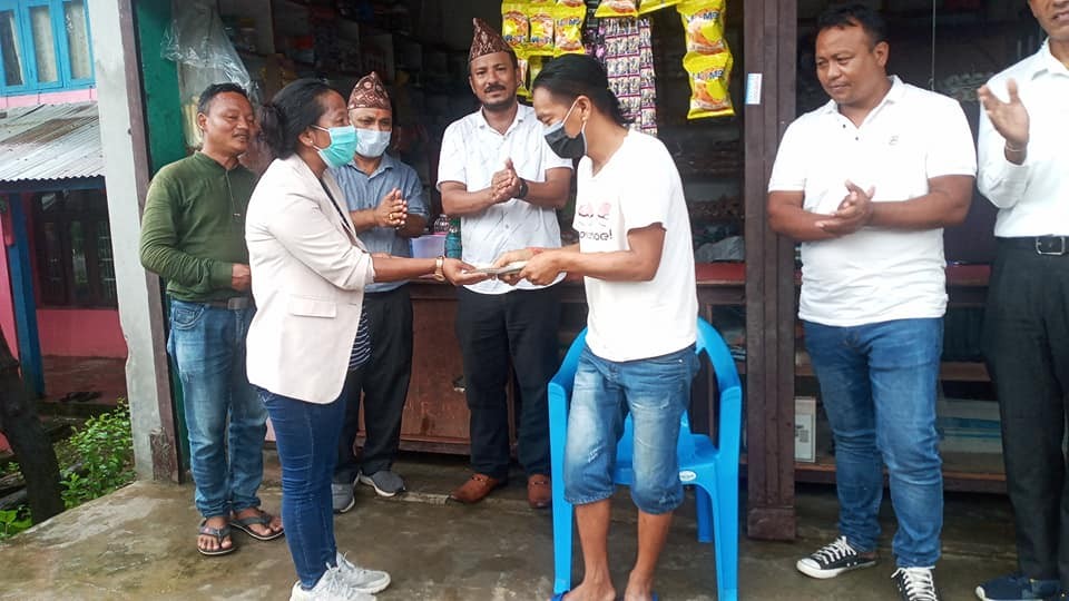 इच्छाकामना गापाका प्रवक्ता साबित्री गुरुङद्वारा जन्मदिनमा मृगौला रोगीलाई ३० हजार सहयोग