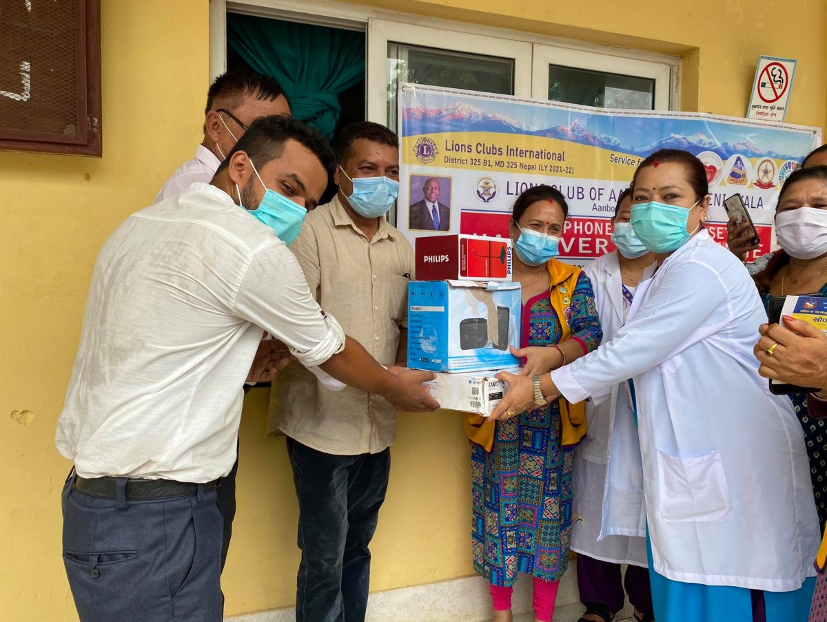 लायन्स क्लव अफ आँबुखैरेनी अकलाद्वारा आँबुखैरेनी स्वास्थ्य चौकीलाई माइक्रोफोन र स्पीकर सेट प्रदान