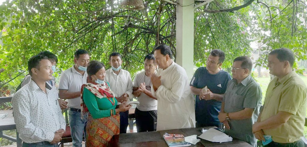 बाढिपहिरो पिडित चितवनका चेपाङ परिवारलाई नेपाली कांग्रेसको राहत