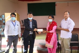 महिला सञ्जाल देवघाटका अध्यक्ष सावित्री न्यौपानेद्वारा गाउँपालिकाको राहत कोषमा १५ हजार सहयोग