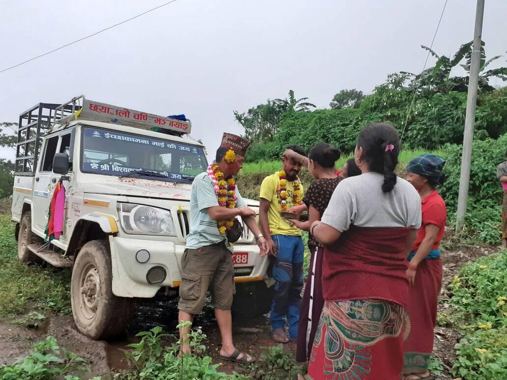इच्छाकामनाको तल्लो ढुङ्ग्रे गाउँमा पहिलो पटक मोटरगाडी पुग्यो, खुशीयालीमा स्थानीयले चालकलाई लगाईदिए फुलमाला