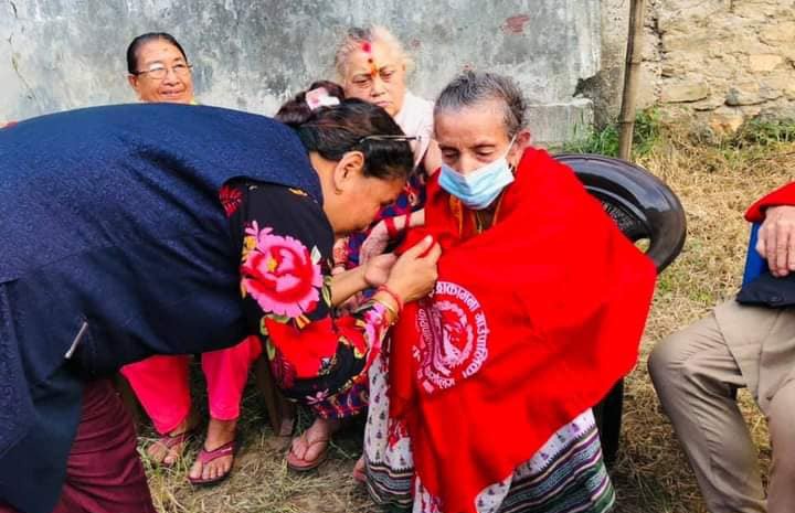 ज्येष्ठ नागरिक दिवसमा वडा वडामा गएर ज्येष्ठ नागरिकलाई सम्मान गर्दै इच्छाकामना