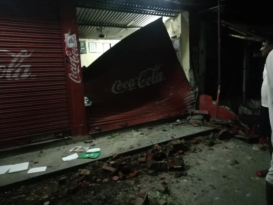 सहचालकले चलाएको बसले घर हान्दा आँबुखैरेनीका सुरज मल्लको परिवारको त्रिपाल मुनि बास !