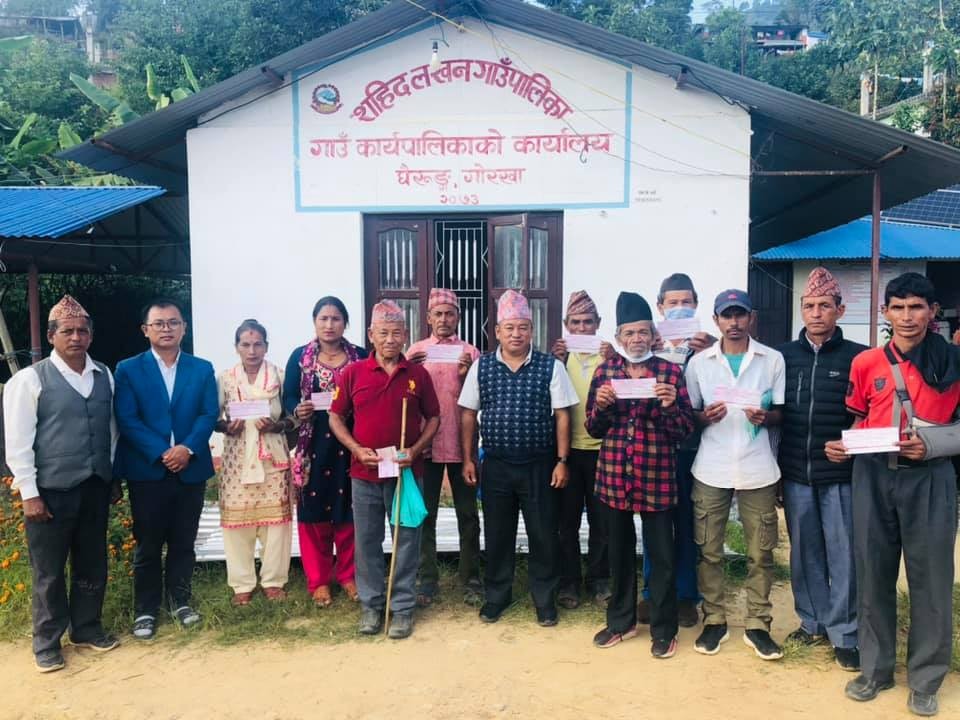 मनसुन जन्य विपत्तीबाट प्रभावितहरुलाई गोरखाको शहिद लखन गाउँपालिकाद्वारा आर्थिक सहायता प्रदान