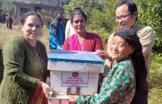 तनहुँको भिमादमा विपन्नलाई उकास्न मौरी सहितको घार