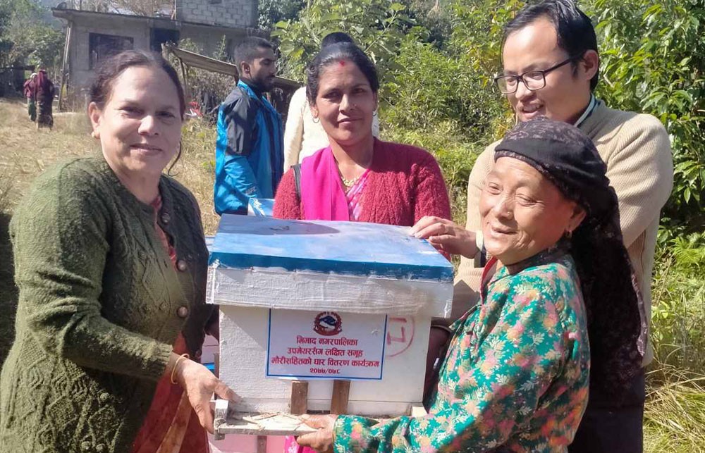 तनहुँको भिमादमा विपन्नलाई उकास्न मौरी सहितको घार