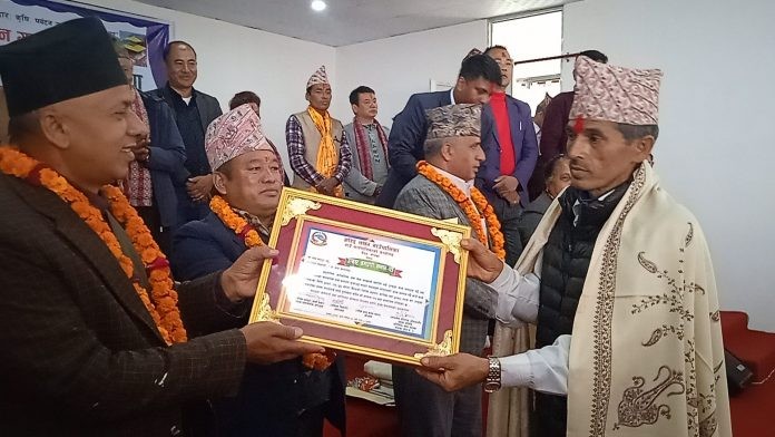 गोरखाको शहिदलखन गाउँपालिकाले गर्‍यो श्रेणी विहिन कर्मचारीहरुलाइ नगद २५ हजार सहित सम्मान