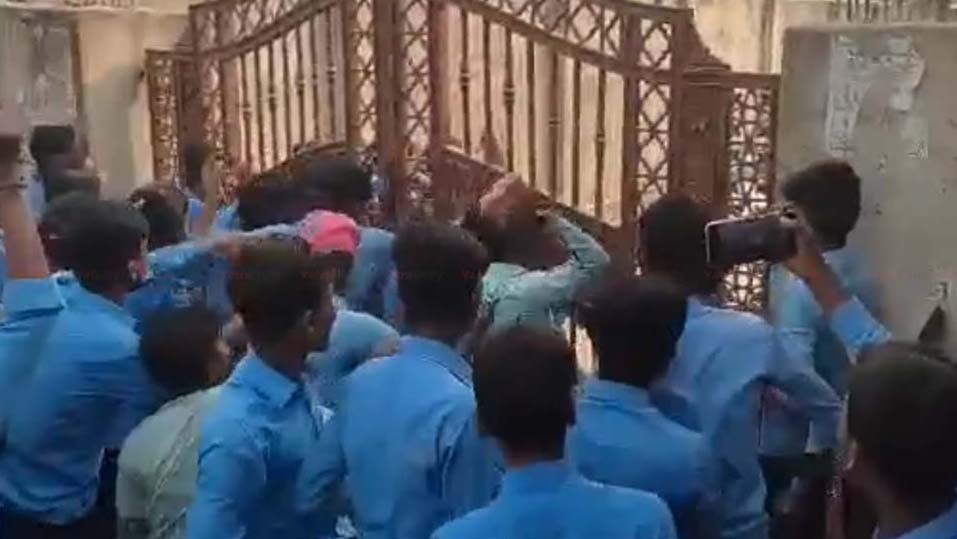 शिक्षक नआएपछि विद्यार्थीले लगाए गाउँपालिका र विद्यालयमा ताला