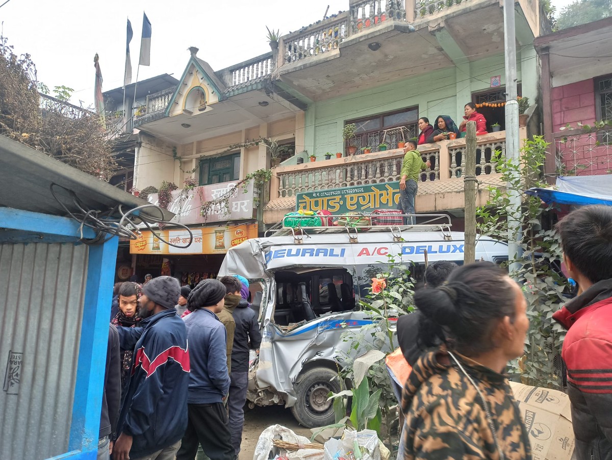 इच्छाकामनाको फिस्लिङ बजारमा घरभित्रै माईक्रो बस छिरेपछि...