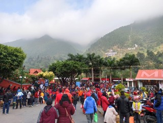 मनकामना माईको मन्दिरमा दर्शनार्थीहरुको घुइँचो बढ्दै, व्यवसायीहरु खुशी