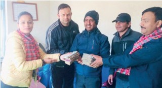 जब महिला इन्सपेक्टरले बाटोमा बन्डलका बन्डल पैसा टिपेको देखिन्…
