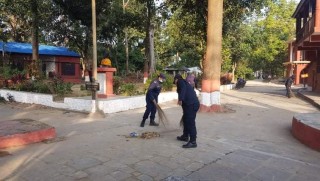 देवघाटको मणिमुकुन्देश्वर चक्रबती मन्दिर वरिपरि प्रहरीद्वारा सरसफाई