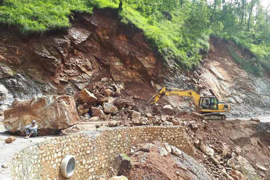 मध्यपहाडी लोकमार्ग शुक्रबारदेखि अवरुद्ध, अझै दुई दिन बन्द नखुल्ने