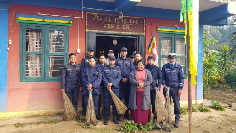 देवघाट स्थित नेछेन थार्बालिङ्ग बौद्ध गुम्बा परिसरमा प्रहरीद्वारा सरसफाइ