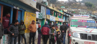 एमाले जिल्ला अधिवेशन : प्रतिनिधि सडकमा कठ्याग्रिँदै, नेता न्यानो कोठाभित्र सहमति खोज्दै