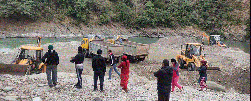 गोरखा नगरपालिकाकै मिलेमतोम लुदिखोला रहेको दाहसंस्कार घाट नै मासेर उत्खनन्