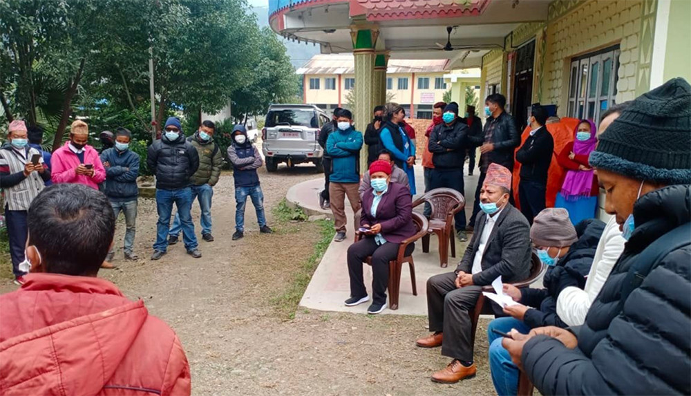 लालपुर्जा वितरणका लागि सम्झौता गर्न ढिलाई गरेको भन्दै इच्छाकामनाका सुकुम्वासीहरु आक्रोसित, अध्यक्षलाई बुझाए ज्ञापनपत्र