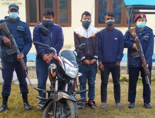 सर्लाहीमा चाेरीकाे माेटरसाइकलसहित तीन जना पक्राउ